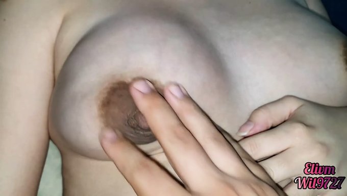 拉丁美女与她的继妹调皮,拥有大自然的乳房