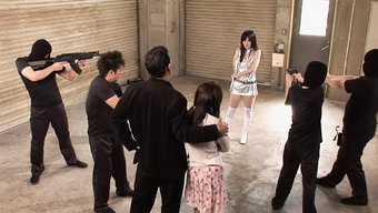 深色头发的亚洲女孩口...