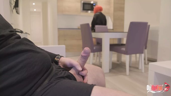 一个兴奋的继母给她的继子口交的自制视频