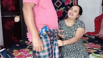 自然的家庭主妇被她的...