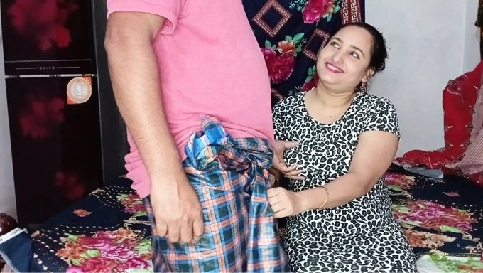 自然的家庭主妇被她的家庭佣人狠狠地操了