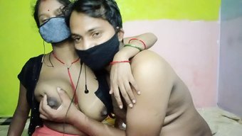 成熟的女人在近距离动...