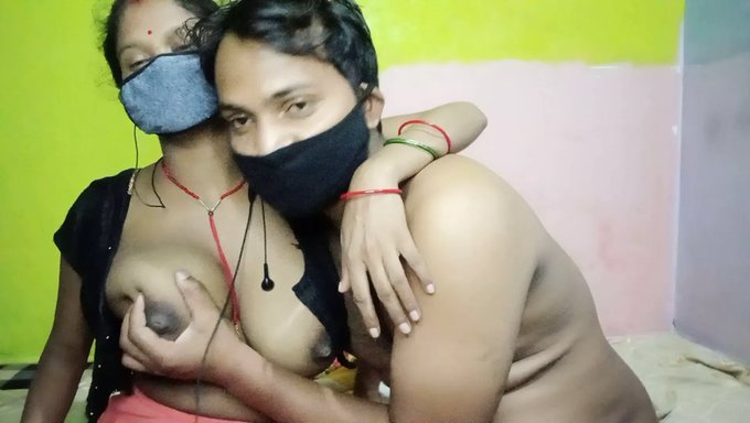 成熟的女人在近距离动作中被手指刺激