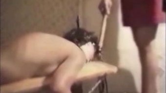 女同性恋女孩轮流在b...
