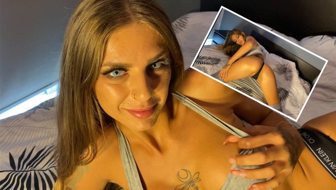 欧洲美女拥有大自然的胸部,被肛交和插入