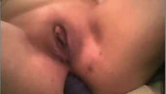 大美女使用性玩具进行...