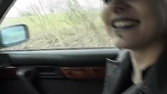 穿孔的少女在公共场合...