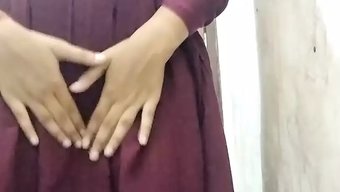 成熟的印度女孩在独奏...