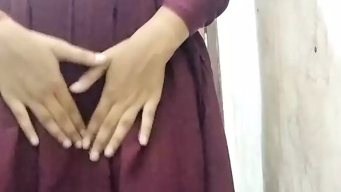 成熟的印度女孩在独奏视频中自慰并射精