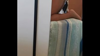 用这个性感的拉丁裔打...