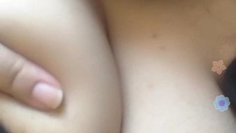 丰满的女孩拥有大自然...