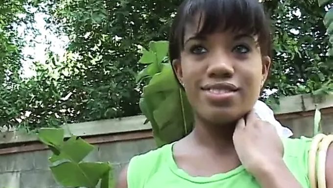 穿着内衣的美国少女被大黑屌操得满脸都是精液
