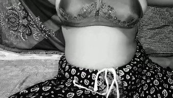 少女业余爱好者在牛仔...