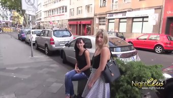 金发女子在停车场与她...