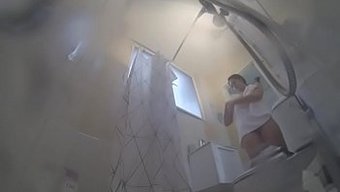 Natalia用她的...