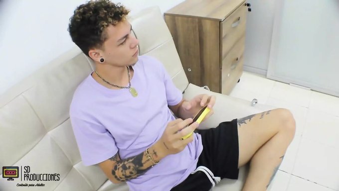 大屁股的拉丁裔继妹被吸吮小乳房并舔她的阴部