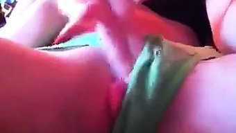 女孩们用自拍视频探索...