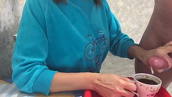 成熟的女人在与继子的...