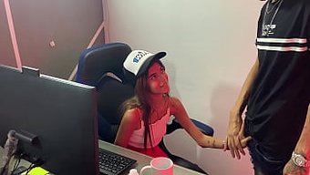 小个子青少年在这个热...