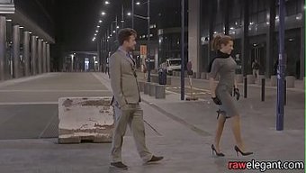 纹身金发女郎在狂野的...