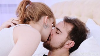与性感的棕发女郎和她...