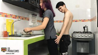 哥伦比亚继妹的大屁股...