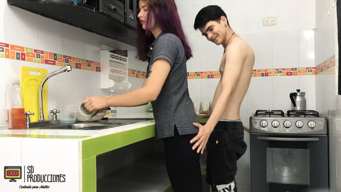 哥伦比亚继妹的大屁股被双重插入并射精