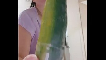 拉丁美女用黄瓜自慰并...