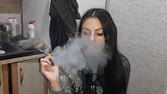 女同性恋情侣沉迷于恋...
