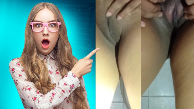 孟加拉少女在浴室里用大自然的乳房自慰