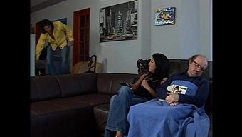 棕色美女的屁股被猛烈地操