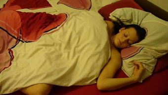 大奶妹在热辣的梦后自慰