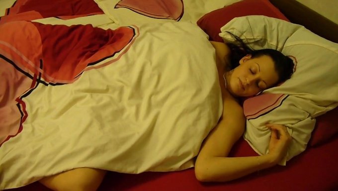 大奶妹在热辣的梦后自慰