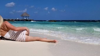 穿着内裤的性感少女在...
