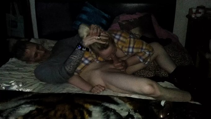 业余熟女团体享受狂野的狂欢,粗暴而深入的口交和群交