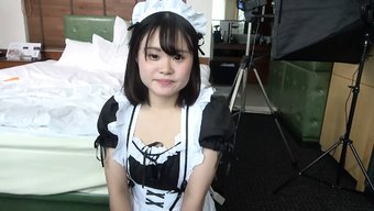 日本大学生穿着女仆装...
