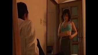 淘气的熟女沉迷于不道...