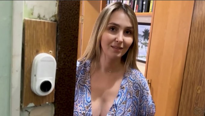 深色头发的熟女被一个阳具丰满的男人肛交