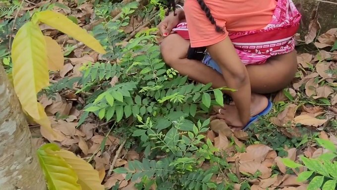 业余少女在森林里撒尿