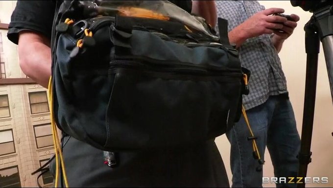 Lily Carter第一次喷潮,因为她被猛烈地操