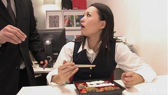 在办公室环境中与一个...