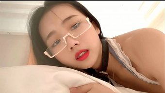 女主角在私人视频中约...