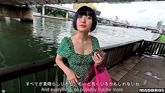 两个日本同事在浴室里...