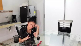 西班牙妻子从她的继子...