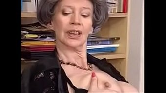 成熟的女人在这个视频...
