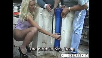 与丰满的金发女郎和巨...