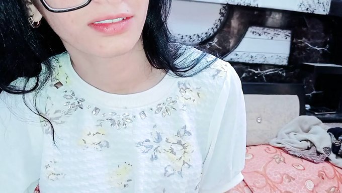 继妹在热辣的牛仔场景中被继兄操了