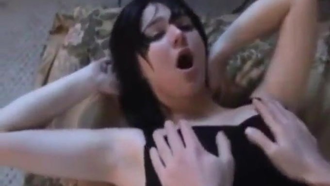 即使是小阴茎,Chloe Camilla仍然被她的botr兄弟满足了