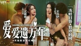 大学女孩在群交狂欢中...