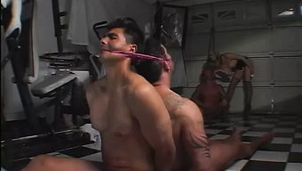 美丽的女孩在bdsm...